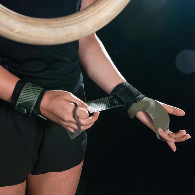 Manique CrossFit avec protège poignet LIFTING  Gymnastics gym, Wrist  support, Crossfit training
